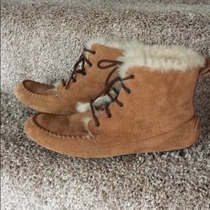 UGG women’s Chickaree bootie size 8